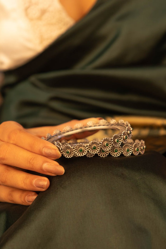 Mizoya Carved Flower Green Jadau Kada