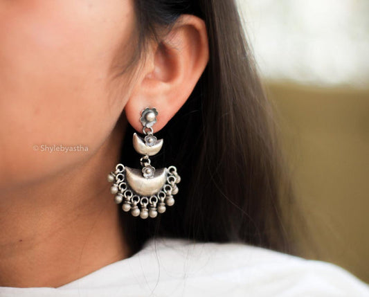 Mizoya Crescent moon Layered Earrings model