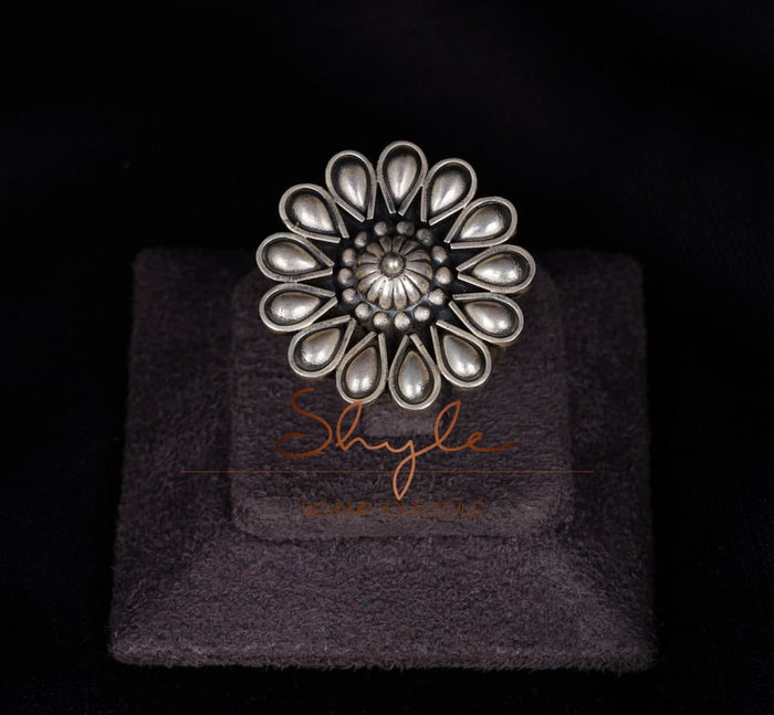 Moh Timeless Flower Ring front